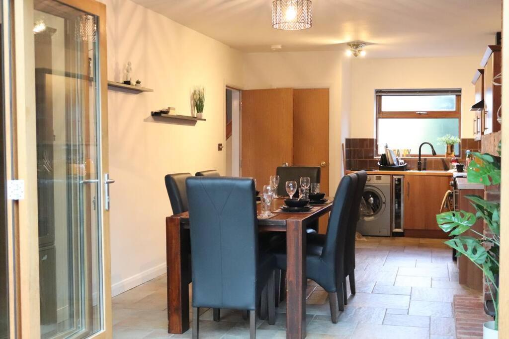 Cosy 3 Bedroom 2 Bathroom House With Parking Sheldon  Buitenkant foto