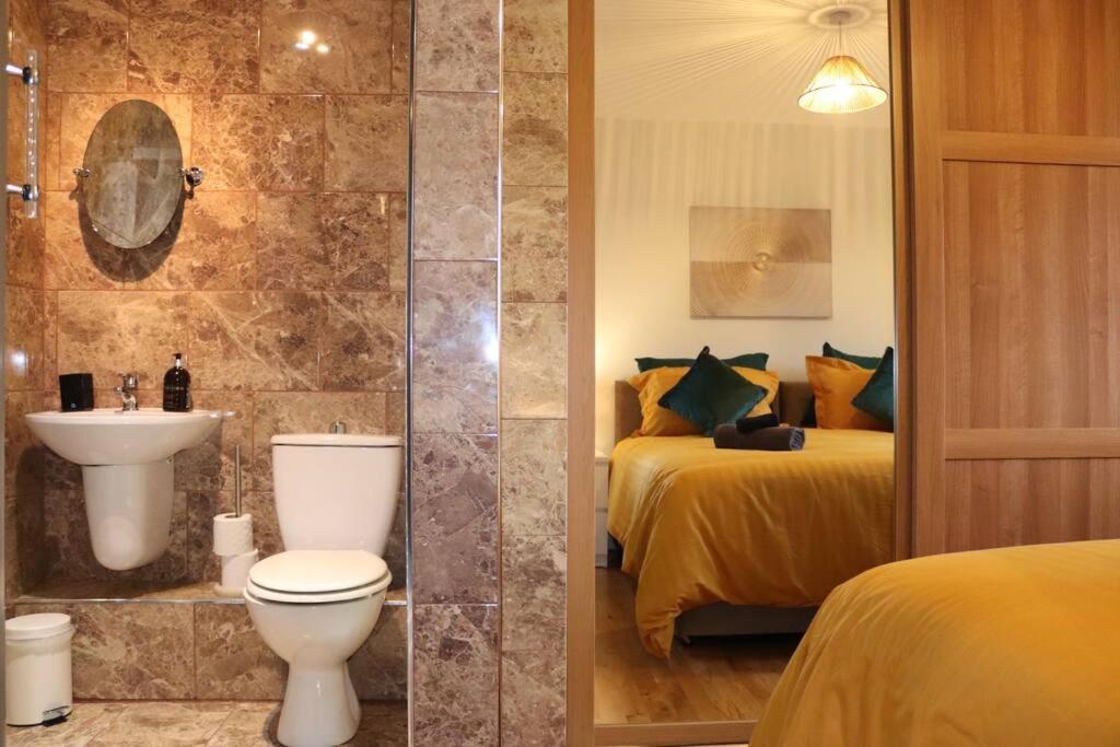Cosy 3 Bedroom 2 Bathroom House With Parking Sheldon  Buitenkant foto